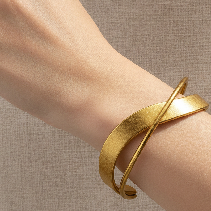 Gold Wavy Bracelet – Fluid Luxury for Every Wrist