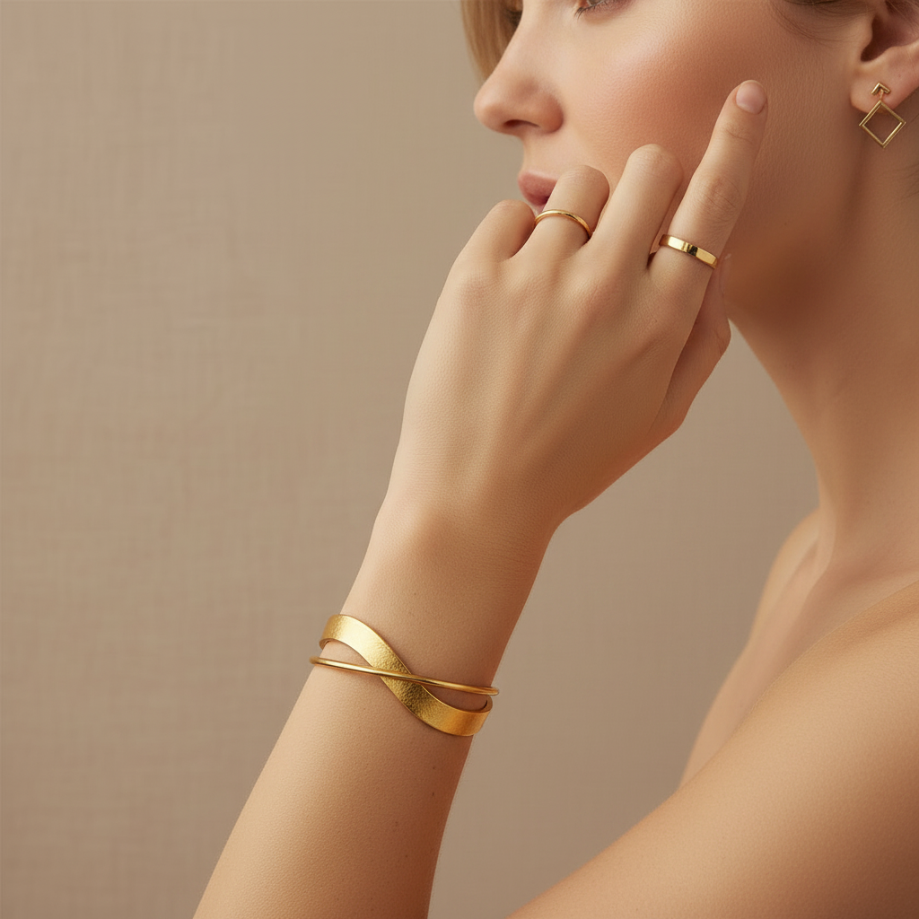 Gold Wavy Bracelet – Fluid Luxury for Every Wrist